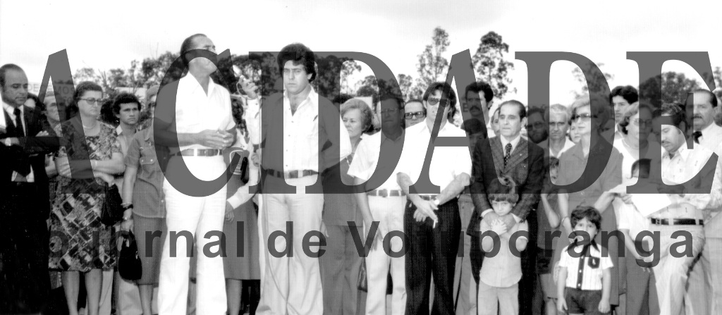 A inauguração do Frigorifico 4 Rios em 1976 foi uma das grandes conquistas da cidade no campo empresarial. A foto é do ato inaugural e aparece o pecuarista Herculano Beretta discursando em nome da diretoria do empreendimento. Na primeira fila aparecem Antonio Pereira, o orador, o jornalista João Carlos Ferreira, Antonio Nogueira, o então deputado Aureo Ferreira, o diretor presidente Nasser Marão (com o filho Juninho Marão) e senhora Neide Tonani Marão (com o filho Carlinhos Marão), o vereador Aguinaldo de Oliveira e Salvador Castrequini

***Confira mais desta coluna em nossa edição impressa e online para assinantes.
