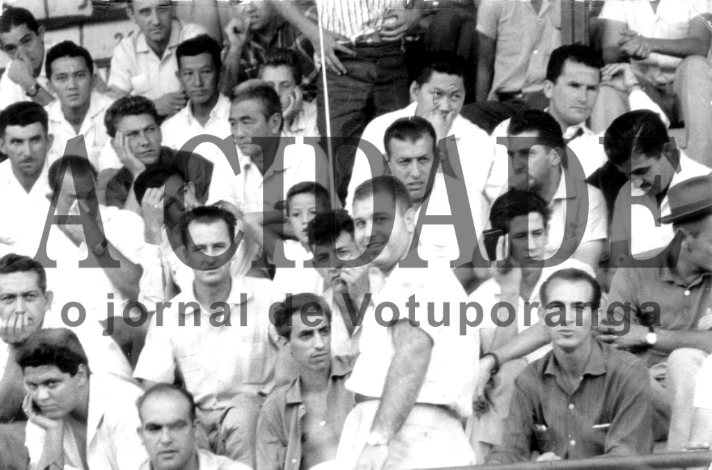Votuporanga sempre foi uma cidade apaixonada pelo futebol. No passado, os jogos no antigo estádio “Plínio Marin” bateram recorde de público. Nesta foto, aparece uma parte da nossa torcida Alvinegra
nos anos 70, justamente o pessoal que ocupava a parte central da arquibanca. Veja quem são eles conferindo a partir da esquerda: Jaime Peres, Buzutti, Medeiros, Vilmosney Rigo, Toshifiro Watanabe, Eny Aymoré Camolesi, Waidemam, Mauro Andalécio Machado, Emílio Torres (Torrinha), Orildo Fabiano, Yokio Murasse, Yamashita, Dagoberto Mira Alves (Dago), Paulo de Vera Cruz Soledade (Paulão), Carlos Márcio de Castro Junqueira (de pé), Sebastião Roque Lima, Massao, Milton Ferreira (Piquita), Scroquio, Valdemar Mequi, Leonildo Botignolli e Luiz Lievana Verjas (Lois), entre outros. 

***Confira mais desta coluna em nossa edição impressa e online para assinantes.