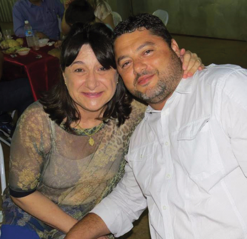 A feliz aniversariante de hoje, Lucia Sforza Silva, na foto com o marido Paulo César