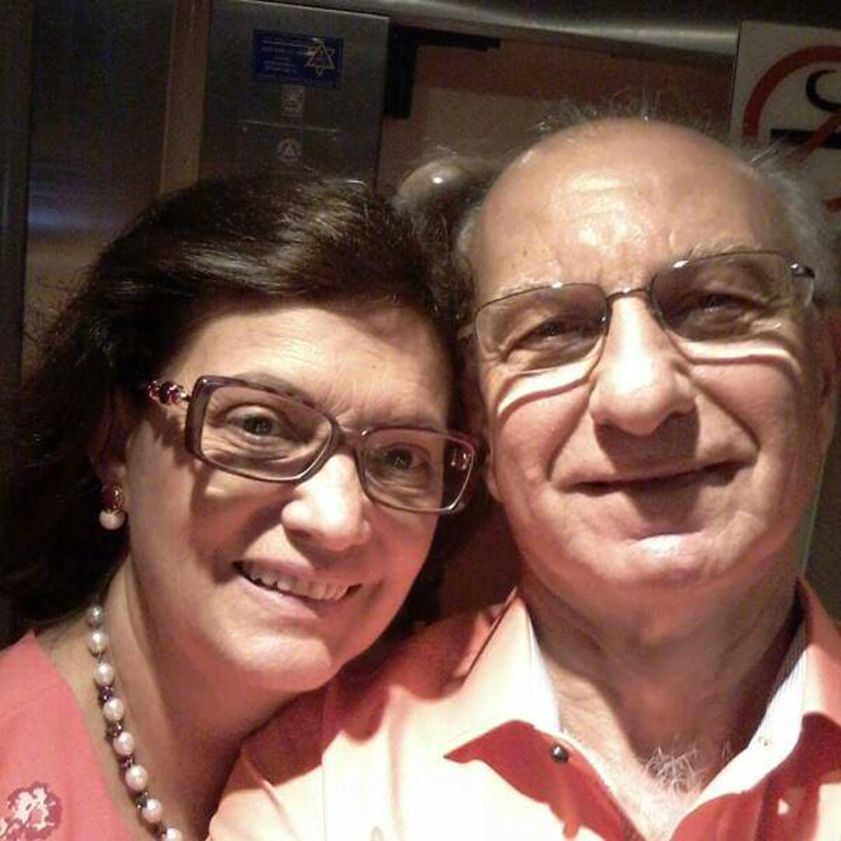 O comerciante e ex-presidente da Associação Comercial, Massem Mihsene Salloume, é o aniversariante deste dia 10 de maio. A esposa Vera (foto) puxa a fila dos cumprimentos 