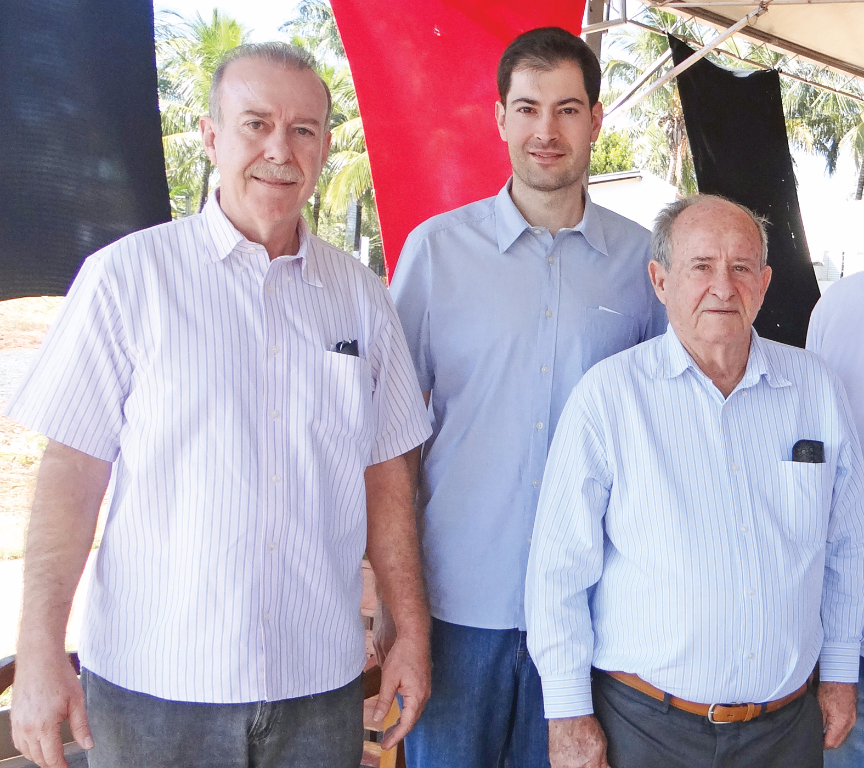 O empresário do ramo de revenda de combustível, Alicio Vilar Pontes, está na lista dos aniversariantes desta terça-feira. Na foto, ele está com o filho João Vilar e o neto Daniel
