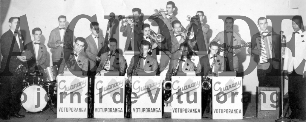 Os bailes dos anos 50 e começo de 60, foram abrilhantados ao som das grandes orquestras. Em Votuporanga, era destaque, a orquestra Guarany. Veja quem aparece na foto, da esquerda para a direita: Valdir Dezan, Alvim Algarve, Rubens Nogueira, Ivo Mataruco, Horácio dos Santos, Leonel Riva, Oldemar Furlaneto, Reynaldo Fernandes, Victor Mataruco, Leopoldo Grundi, Lourival Rocha, Eugênio da Silva (Tesourinha), Oliveira Messias Feliciano, Rómulo Riva, Amilar Riva, Alcebíades Ravazzi e Durvalino Setembrino. A foto é de autoria de Takeo Sato.

***Confira mais desta coluna em nossa edição impressa e online para assinantes.