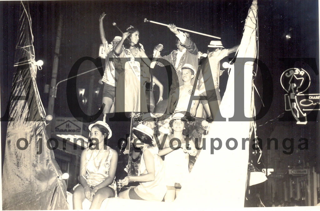 Os bons tempos do Carnaval de rua em Votuporanga. Em primeiro plano, no carro alegórico, Sua Majestade o Rei Momo, Jurani Pereira da Silva e a Rainha Izildinha do Carmo Teixeira, no espetacular desfile de 1971. Aparecem ainda na foto personagens do bloco “Brasil México 70”, o campeão daquele ano. A década de 70 foi a melhor da história do Carnaval de rua de Votuporanga com desfiles empolgantes de três grandes escolas: “Deixa Cair” “Mulata Dengosa” e Acadêmicos do Lago” (do Assary). 

***Confira mais desta coluna em nossa edição impressa e online para assinantes.