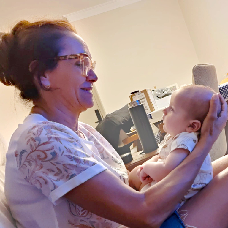 Quem celebrou mais um ano de vida nesta sexta-feira, 11, foi a querida professora Nilsa dos Santos Rando. A data foi marcada por muito carinho e alegria ao lado da família: o esposo Amilton, a filha Fabiana e o genro Cássio, o filho Igor com a nora Jéssica e, é claro, a presença especial do netinho Leonardo, que deixou tudo ainda mais encantador.
Com sorrisos, abraços e boas energias, Nilsa foi cercada de afeto e gratidão por mais um ciclo repleto de histórias e conquistas.

