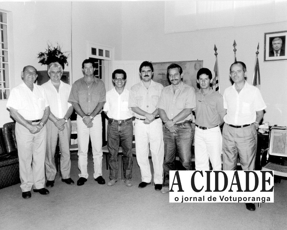 Um grupo de vereadores da legislatura de 1982 a 1989 de passagem pelo gabinete do então prefeito João Antonio Nucci. Da esquerda para a direita: Antonio Pagliarani, Wanderley Martins Fernandes, Elpidio da Melancia, Arquimedes Nei Neves, Jorge Augusto Seba, Leocadio Léo Zanfolim, José Nélson Chino Bolotário e Osório Casado
