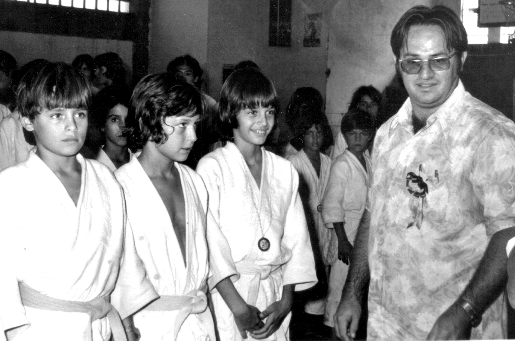 O advogado Osvaldo Alvares Campos, um dos fundadores do Assary Clube de Campo, teve uma participação ativa na Associação de Judô Cerejeira. Tanto realizou que foi homenageado durante a 50ª edição do Campeonato “Nozumo Abe”. Esta foto é de 1973 e apresenta Osvaldo Alvares num momento de premiação aos judocas Felito (filho dele); Helder Henrique Galera (filho de José Galera Sanches) e Enylson (filho de Eny Aymoré Camolesi).