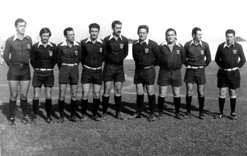 No início dos anos 70 a LIVOFU - Liga Votuporanguense de Futebol já possuía uma boa safra de árbitros formados na própria cidade. Eles trabalhavam na arbitragem do Campeonato Amador e eram requisitados para dirigir os principais jogos que aconteciam nesta região. Diga-se de passagem, que em todos os amistosos da AA Votuporanguense eram escalados para a arbitragem esses senhores. Veja quem são eles a partir da esquerda: Sebastião (Macalé), Cristovam de Freitas, Carlos de Barros (Carlão), Sebastião Polidoro, Sargento Grota, Roberto Bianchini, Roberto Popoli, Casagrande e Lamartine de Oliveira. A foto é do arquivo pessoal de Lamartine de Oliveira