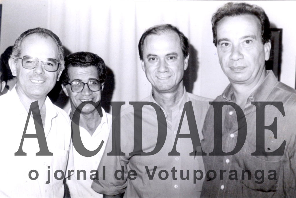 Uma foto dos anos 80 apresenta as lideranças políticas do MDB de Votuporanga. O encontro marcou uma recepção ao dr. Aloysio Nunes Ferreira Filho que mais tarde tornou-se uma das grandes expressões da política brasileira mas num outro partido, o PSDB. Veja na esquerda os vereadores da época: Osório Casado e  Arquimedes Nei Neves ao lado do então candidato a deputado estadual Marcos Garcia Laraya e Aloysio Nunes. Laraya é o feliz aniversariante deste domingo. De presente, recordamos um grande momento da sua vida política.

***Confira mais desta coluna em nossa edição impressa e online para assinantes.