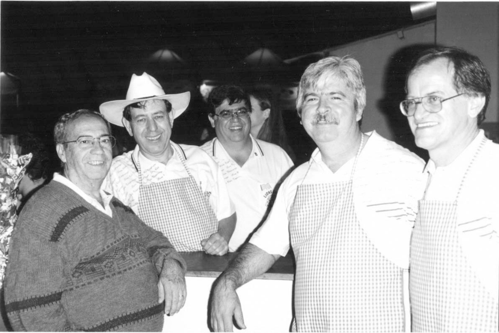 Na Exposição de 1997, o Lions Clube de Votuporanga remodelou o prédio da sua antiga “Pizzaria”, instalada no recinto de Exposições, local onde hoje está o inacabado prédio do shopping. Na foto um grupo de companheiros pronto para servir: dr. Elcio Sanches Esteves (primeiro presidente do clube), João Carlos Ferreira, Antonio Damasceno de Lima, João Neves e dr. José Maria Gonçalves Filho.