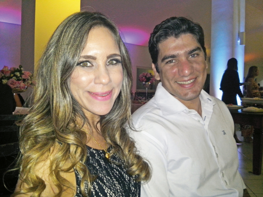 Belos e sorridentes, o casal Daniel Augusto Rossignoli e Luciana Mejan