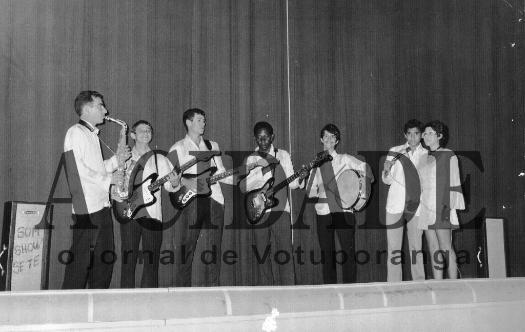 Este conjunto musical abrilhantava os bailes de fim de semana no Nipo Brasileiro, no Círculo Operário, no antigo salão da Associação Comercial, no Cerejeira, além  dos clubes da cidade. O nome era uma referência ao número de músicos integrantes. Todos eles conhecidos na cidade. A partir da esquerda: Ivo Mataruco, Eduardo Leite, Décio Salvino, Durvalino, Tuty, Preto Moreno e Clélia.

***Confira mais desta coluna em nossa edição impressa e online para assinantes.