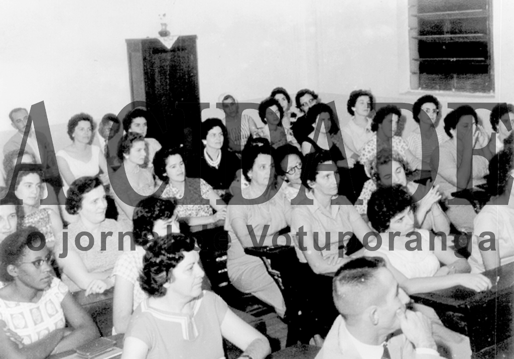 Não constam detalhes do evento. Muito provável uma reunião das professoras de Votuporanga nos anos 60. Aparecem, entre outras: Luiza de Almeida, Julia Marzochi, Alzira Marciano, Maria Lygia Bertoncini Leite, Marlene Prado, Hercina Marão, Ruth Veiga Olivi, Romilda P. Mór, Hercilia de Almeida Buck, Iracema S. de Barros, Odete Prado, Jocely Soares, Jane Soares, Irma Pansani Marim, João Flores e Martha Soledade Carvalho.

***Confira mais desta coluna em nossa edição impressa e online para assinantes.