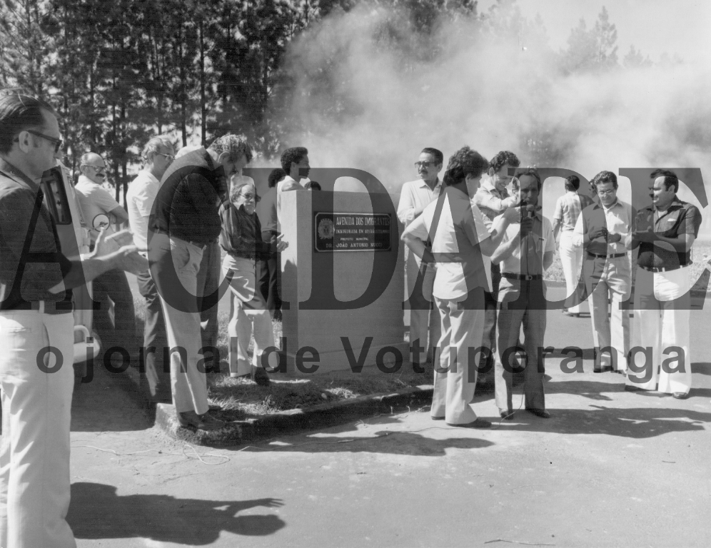 No dia 7 de agosto de 1982, o então prefeito João Antonio Nucci promoveu um ato para a inauguração da Avenida Dos Imigrantes. Na foto, o momento do discurso do comerciante Nasser Gorayb, um dos líderes políticos do grupo do prefeito. Aparecem na foto entre outros o servidor municipal André Curia Sanches (Andrezinho), o vice-prefeito Onofre de Paula, o então deputado estadual Álvaro Fraga, o vereador Joaquim Neves e o empresário Hildo Batista.

***Confira mais desta coluna em nossa edição impressa e online para assinantes.