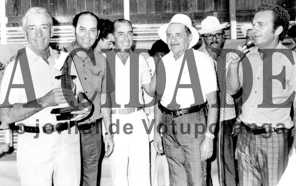 Aparecem na foto, a partir da esquerda, o pecuarista Antônio Gonçalves de Oliveira, que recebendo troféu pela qualidade do seu rebanho, seguido pelo então prefeito Luiz Garcia De Haro, o presidente do Sindicato Rural, Herculano Beretta, Salvador Castrequini, Olavo Tonini e o radialista Luiz Rivoiro.

***Confira mais desta coluna em nossa edição impressa e online para assinantes.