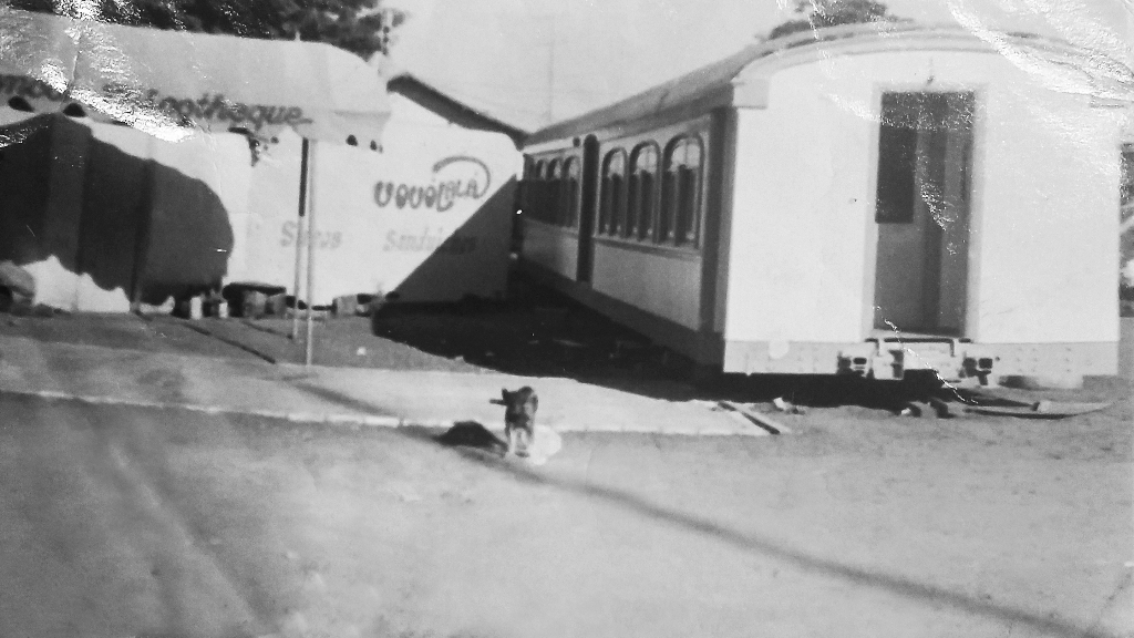 Nesta foto, o registro da reforma do Vagão Lanches - Vovó Lalá, do Lazão. Era a fase final da instalação, dias antes da inauguração, em 1981. Quem passou por lá, vai se lembrar do grande movimento que aquela casa de lanches reunia sempre. 
