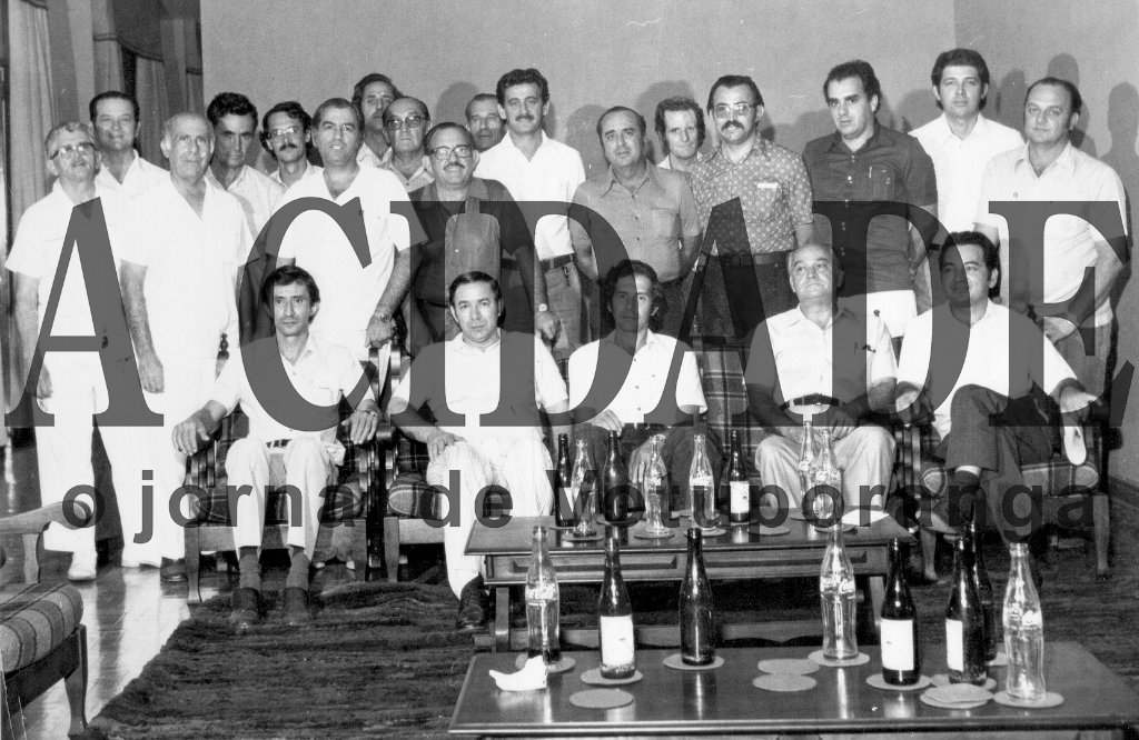 Associados do Rotary Club de Votuporanga recepcionaram em 1975, no Votuporanga Clube, o governador do Distrito, procedente de Araraquara. Identificamos alguns rotarianos: De pé - Dr. Jamilo Elias Zeitune, dr Jardiel Sores, dr. Antonio Carvalho, dr. José Barbosa da Silva Filho, os médicos Hermínio Sanches e Adolfo Melo, prof. Benedito Martins, João Santella, Haroldo Mazzaferro, José Ramos Stipp, Walfrido Farinazo, prof. Geraldo Alves Machado, Hallin Haddad, Nelson Ferreira da Costa e Ivo Matavelli. Sentados: dr José Honzaná de Carvalho, o governador do Rotary, o presidente do clube naquele ano, Walter Ferreira da Costa, dr Ultimatum Fava e Manoel Anzai.

***Confira mais desta coluna em nossa edição impressa e online para assinantes.