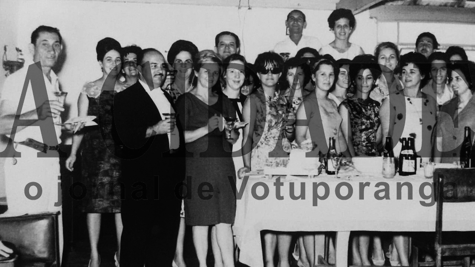 Professores e funcionários da Escola “Deputado Narcisio Pieroni”, estiveram reunidos numa confraternização de final de ano em 1965. Veja quem aparece na foto conferindo a partir da esquerda: José Pagliarani, Josefina Guedes, Maria Helena Fabiano, João Frei, Maria Nívea Fretias, dr. Jardiel (dentista da escola), Maria Helena Guerde, Nilsa Masuia, Alicinha Arantes, Maria Pagliarane, Deise Goes, Antônio Pagliarane, Terezinha Herreira, Sirlei Lupo, Nancy Gorayb, Ophélia Jabur (diretora), Cecília Blundi, José Mendes, Elisa Sanches e Candinha Cavaleri. 

***Confira mais desta coluna em nossa edição impressa e online para assinantes.