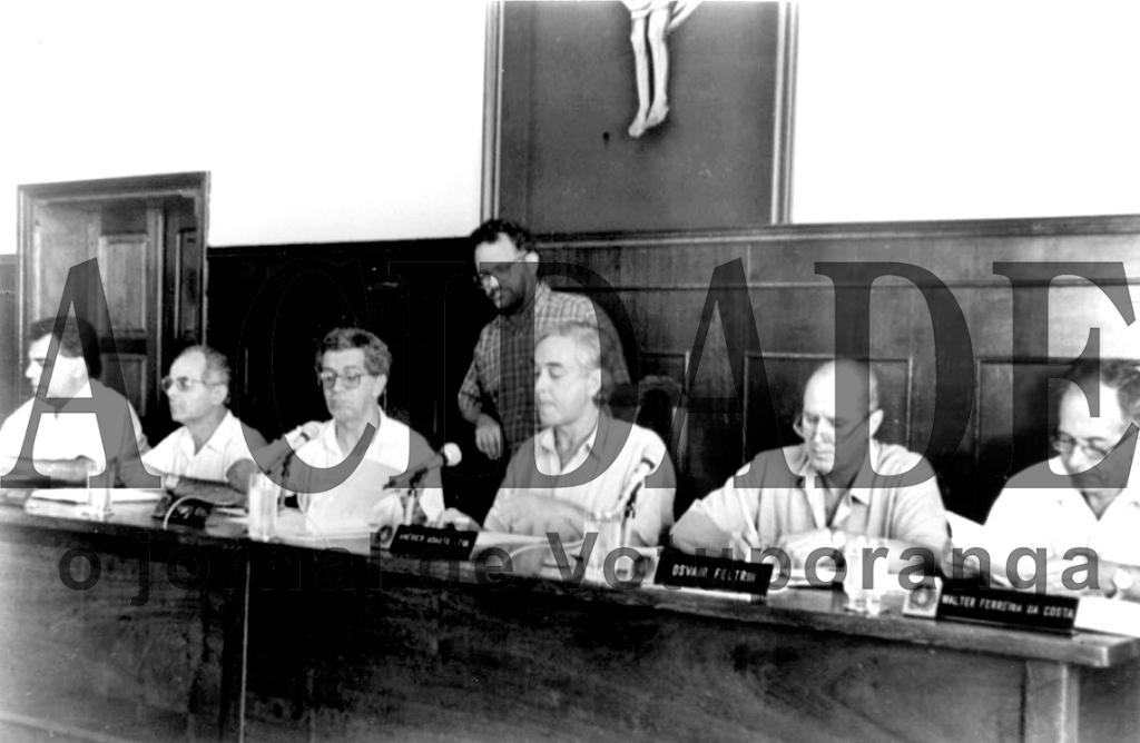 O empresário Américo Adauto Leva foi presidente da Câmara Municipal no biênio 93/94.  Esta foto é da composição da mesa diretora dos trabalhos. A partir da esquerda: Paulo Amaral, Ozório Casado, Arquimedes Nei Neves, o presidente Adauto Leva, Oswair Feltrin e Valter Costa. Aparece atrás o assessor jurídico do legislativo Dr. Jerônimo Figueira da Costa Filho.

***Confira mais desta coluna em nossa edição impressa e online para assinantes.