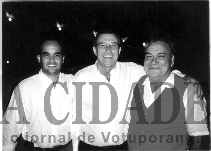 A última grande festa portuguesa realizada em Votuporanga completou 10 anos. O evento deu-se sede social do Votuporanga Clube na noite de 4 de outubro de 1997, numa iniciativa do Lions Clube e apoio do Banco Interior. O show foi do conhecido cantor português Mário Rocha e a cantora Glória de Lourdes. O coordenador geral foi o saudoso José Delgado - e ninguém melhor que ele - que na foto aparece recepcionando outro português votuporanguense, o Áureo Ferreira, de saudosa memória, juntamente com o então gerente do Banco Interior Cláudio Ferro (a esq.). A foto é do acervo deste jornal.

***Confira mais desta coluna em nossa edição impressa e online para assinantes.