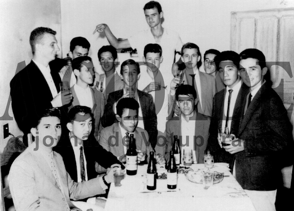 Amigos de todos os tempos. As lembranças saudáveis da vida de Nasser Gorayb. Numa pose especial para a posteridade, um grupo de jovens votuporanguenses dos anos 60, em festa que exigiu o paletó e gravata. Aparecem, entre outros: Carlos Maiorquim, João Okimoto, Tim (da Farmácia), e (?) (sentados). De pé: Marinho Farinazzo, Hernani Nabuco Filho, Nasser Gorayb, Jonas Rodrigues, Melão, Haroldo Mazaferro, Toninho Jabur (atrás), Urbano Doimo, Edemar Marão, Vitório Okimoto e Toninho Lourenço.

***Confira mais desta coluna em nossa edição impressa e online para assinantes.