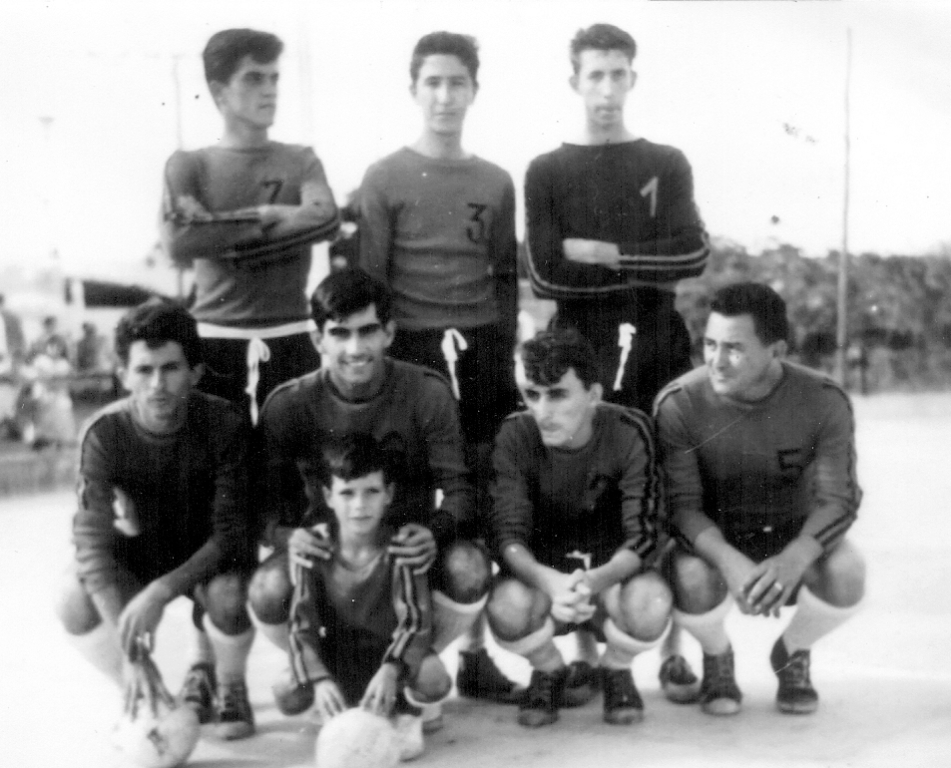 A inauguração da quadra de esportes na antiga Usina Elétrica
Time B – (3º Colocado) – Em pé: Pedro (China), Osmar Castelli, Alenar Laércio dos Santos e Antonio Zanbella.  Agachados: Arquimedes Neves (Nei), Walterudes Esteves Ferreira e Geraldo Pagliarani. O mascote do time é Joacyr Basílio (Juca-póca).

