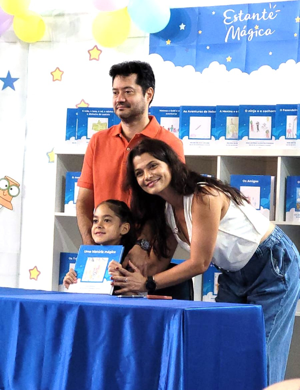 A pequena Liz viveu uma noite pra lá de especial: sua primeira noite de autógrafos, onde assinou o seu primeiro livro, fruto do projeto Estande Mágica, realizado na Escola Celtas, onde estuda. O papai, Dr. Paulo Komatsu, e a mamãe, Haline Morato, estavam radiantes ao lado da filha prodígio, que enche de orgulho o coração desses pais tão felizes com o desempenho e o talento da Liz.