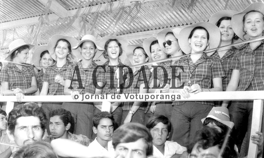 Elas foram selecionadas para recepcionar as autoridades visitantes na Exposição Comercial, Industrial e Agropecuária de Votuporanga no ano de 1975. Vejam quem são elas conferindo a partir da esquerda: Sandra Arantes, Cecília Mara, Jane Maria de Lacerda Soares, Regina Lima, Rose Aydar, Cristina, Heidi Vieira, Maria do Rosário, Maria do Carmo, Maria Tereza Soares e Maria do Rosário Spada. Foto do arquivo do Sindicato Rural.