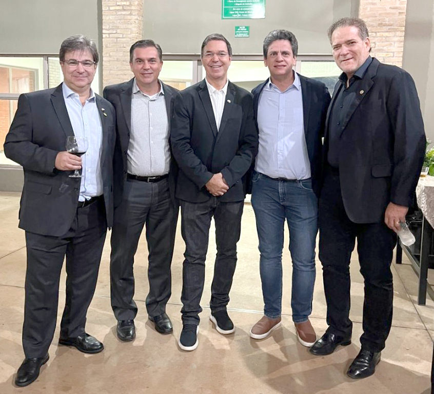 Reunidos em clima de descontração, os são-paulinos Tony Hadad, Ângelo Binbato, Valmir Dornelas, Júnior Paladini e Renatão Gaspar marcaram presença na cerimônia de posse do Rotary Clube. O encontro entre os amigos e torcedores aconteceu durante o evento que celebrou a nova gestão da entidade. E, claro, não faltou aquele bom humor tipicamente tricolor! Entre sorrisos e conversas animadas, os fiéis são-paulinos disseram ter "torcido pelo Palmeiras" na última disputa do Mundial. Será mesmo? 
Ou foi só uma forma sutil de "se solidarizarem" com o rival, que mais uma vez voltou para casa sem a tão sonhada taça nas mãos? O que importa é que o espírito esportivo e a amizade falaram mais alto! 
