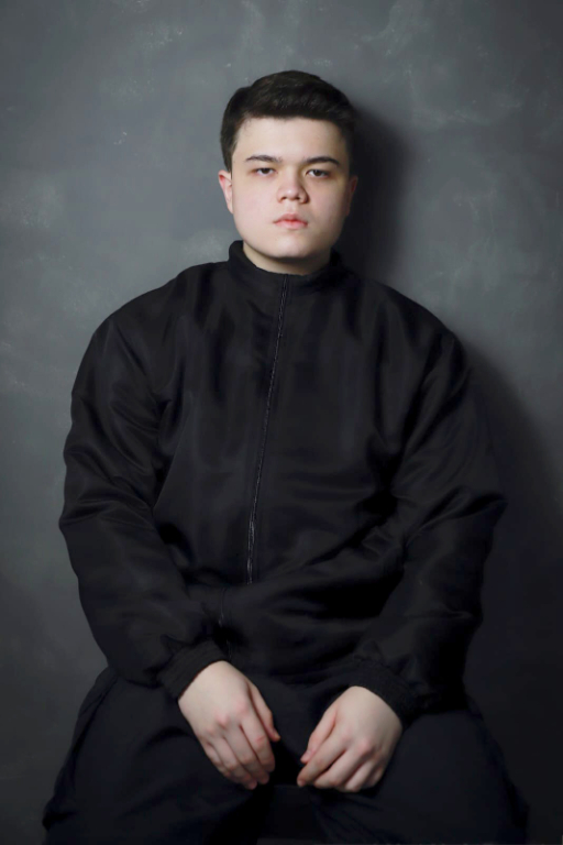 Os parabéns de hoje (04) vão para o jovem Lucas, que neste 11 de julho celebra a tão esperada maioridade, uma idade cheia de significados, conquistas e novos horizontes. Os pais Luiz e Gizélia, com o coração repleto de gratidão e alegria, lhe dedicam as seguintes palavras: Lucas… de repente, 18! O que dizer nesse momento? Que você continue sendo exatamente quem é: um jovem íntegro, gentil, sonhador e determinado. Temos imenso orgulho da sua trajetória e da pessoa maravilhosa que você se tornou. Que seus voos sejam altos, seus sonhos imensos e sua felicidade infinita.  Parabéns! Obrigado por iluminar as nossas vidas com a sua existência! Seus pais, Luiz e Gizélia