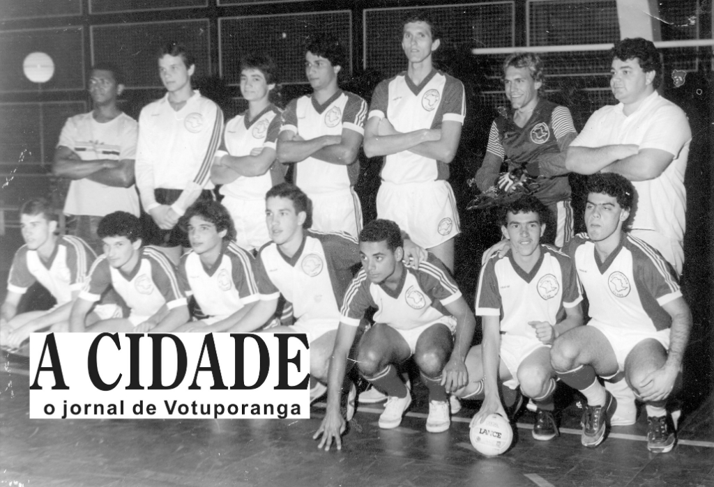 Veja a equipe de futebol de salão de Votuporanga perfilada para um jogo na cidade de Cubatão, no dia 10 de dezembro de 1984. Veja quem são os jogadores conferindo da esquerda para a direita, de pé: Mexicano, Alexandre, Rafael, Jorge, Adierson, Márcio e Haroldo Paes (Técnico). Agachados: Medalha, Cabreira, Aritana, Paulo Homsi, Tropê, Carijó e Nininha.