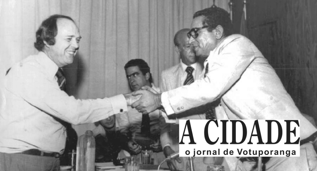 José Maria Marin, hoje encrencado nos rolos da CBF, era o vice-governador de Paulo Maluf em São Paulo. Onofre de Paula era o vice-prefeito de Votuporanga (administração de João Antônio Nucci). Corria os anos 70. Marin foi homenageado na Câmara Municipal. No fundo, aparecem os deputados Cunha Bueno (Federal) e Valdemar Lopes Ferraz (Estadual)