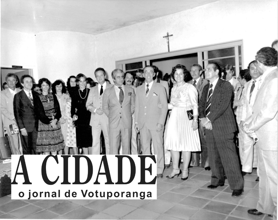 Ano 1982 - Naquele ato, a foto do Dr. Orlando Beretta foi entronizada na galeria dos ex-presidentes do Lions Clube de Votuporanga. A cerimônia reuniu personalidades marcantes da sociedade local. Da esquerda para a direita: Édino Comar, Eny Aymoré Camolesi e Lizete, Meire Araújo, Diva e o engenheiro Jesus Silva Melo, Rafael Chain, o dentista José Barbosa da Silva, Orlando Beretta e esposa Célia, José Marcussi, Nasser Marão, Dur-valino Comar (ao fundo), o jornalista Anísio Garcia Martin, Aguinelo Picerni e (de costas) o advogado Deocleciano de Souza Viana Filho.