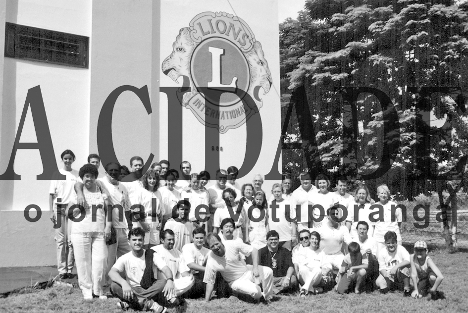Este era o grupo integrante do Lions Clube de Votuporanga em 1997. Na época, de uniforme branco, o clube comemorava o término de obras de pintura e remodelação da sua sede com frente para a avenida José Marão Filho. Juntou-se ao grupo de leões alguns jovens léos que tinham participação ativa nos movimentos da cidade.

***Confira mais desta coluna em nossa edição impressa e online para assinantes.
