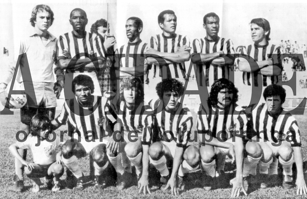 Este é o time da saudosa Alvinegra no ano de 1975, que disputou a então chamada de 1ª Divisão do Futebol Paulista, era a categoria aspirante da elite dos grandes clubes. Veja a sua formação, conferindo a partir da esquerda. De pé: o goleiro é Luiz Antonio (Totó), seguido por Vanusa, Elmo, Cidoco, Tula e Tatá. Agachados: Joãozinho, Bita, Ailton, Ramires e Pauleta. 

***Confira mais desta coluna em nossa edição impressa e online para assinantes.