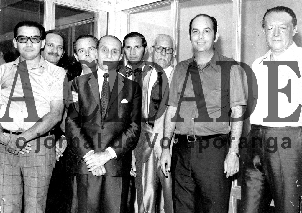 O governador de São Paulo nos anos 60, Carlos Alberto de Carvalho Pinto, chegou a instalar a sede do governo paulista em Votuporanga. As bandeiras foram hasteadas no centro da cidade e o governador despachou com os prefeitos em nossa cidade. Nesta foto ele aparece com parte da liderança política da época. A partir da esquerda, Joaquim Gonçalves Filho (vereador), Elias Haddad (Bazar Votuporanga), prof. Valdir Goncalves de Lima (vereador), o governador Carvalho Pinto. Delc Gianotti. Aristides Gallo, o prefeito Luiz Garcia De Haro e o deputado federal e chefe da Casa Civil do governo Henrique Turner.

***Confira mais desta coluna em nossa edição impressa e online para assinantes.