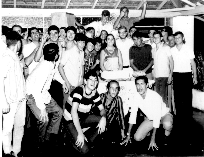 A foto é de 1967, na festa de 15 anos de Thelma Jabur. Veja quem são eles, conferindo a partir da esquerda, assim como eram conhecidos: Edu, Aderbal Galo, Tinché, Édson Marchan, Rogério, Toninho Sarkis, José Santana, Chinchão da Padaria Progresso, Marinho Jabur, Bactéria, Thelma (aniversariante), Mauro Marzochi, Alcir Rubens Monteiro, Edmar Costa (Costinha), Fedozi, Zé Arroyo (Pitrika), Leonezio, José Mecânico, Delei, Melão e Cicinho Barbosa Lima. O encontro deu-se na residência dos Jabur, na Rua Ivaí.