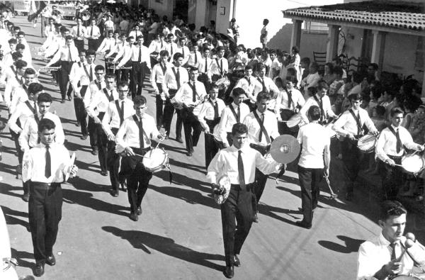 A  fanfarra do Gremio Recreativo “Renato Bugelli” da Escola do Comércio “Cuzeiro do Sul” no desfile cívico de 8 de agosto de 1960. Da esquerda para a direita conseguimos identifficar: Elídio Roda Penha, Nílson Cardoso, Wilson Beloni, Walter Malerba, Jaime Pereira da Silva e Segundo Braolho Martins. A foto é do albúm de José Zucarelli (Zé do Foto).