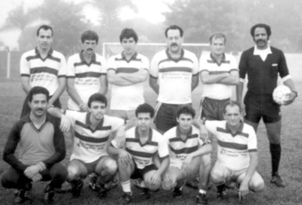 O time da Saev - Nos anos 80, quando da construção do poção da Vila Muniz, os funcionários da Saev - Superintendência de Água e Esgoto de Votuporanga, reservaram uma área para bater bola nos fins de semana. Competições internas e bons jogos fortaleceram a boa amizade e companheirismo entre os servidores. Esse time é daquela época. A partir da esquerda, de pé: Deley, Gutierri, Nerso da Capetinga, Antonio Carlos, Maluf, e o árbitro que não foi identificado. Agachados: José Carlos (goleiro), Roberto Carlos, Guardinha, Pardal e Daniel Graciano. A foto nos foi enviada pelo Antonio Carlos.