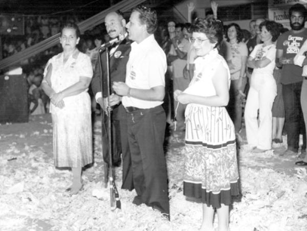 Comício do PMDB - Uma memorável campanha eleitoral. Em 1982 a eleição era de voto vinculado, quando Franco Montoro, candidato ao governo de São Paulo, era franco favorito em todas as pesquisas. Aqui em Votuporanga, os candidatos do PMDB estavam bombando. Mário Pozzobon e Rames Cury tinham a aceitação popular. Esta é a foto do comício final realizado na Concha Acústica. Aparecem em primeiro plano os casais: Maria Muro e Mário Pozzobon; no microfone discursa o vice Rames Cury ao lado da esposa Maria Antonia. Atrás deles os candidatos a vereador. Ele foram os vitoriosos.