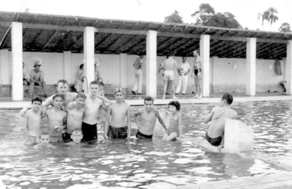 Piscina no sítio do Guena- 1955 - Esta foto é do dia 28 de fevereiro de 1955. O pessoal combinou “um mergulho” na piscina, então recém construída, no sítio de Valdevir Guena.Era uma novidade na época. Veja quem aparece na foto, conferindo da esquerda para a direita: José Dutra, Wilson (do Foto), Ormezindo, Milton Flait (agachado na água)Aguinaldo (Canda)Mauro Andalécio, , Dagoberto Mira Alves, Mari Sato, e Nelcides de Oliveira (de costa ). A foto pertence ao arquivo pessoal do nosso colaborador Dagoberto José Mira Alves (Dago).