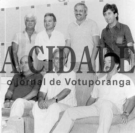 Reunião na Fundação Educacional de Votuporanga nos anos 80. Muito provavelmente, esta foto é do momento em que foi anunciado o nome do médico Joaquim Figueira da Costa para ocupar a cargo da instituição de ensino. Aparece a partir da esquerda de pé: Abílio Calille, Manoel Anzaí, José Luiz Pereira e João Herrera Martins. Sentados: Lindolfo Pelegrini, Joaquim Figueira da Costa e Diogo Mendes Vicentini. A maioria deles sempre figurou nas diretorias da Fundação Educacional.

***Confira mais desta coluna em nossa edição impressa e online para assinantes.