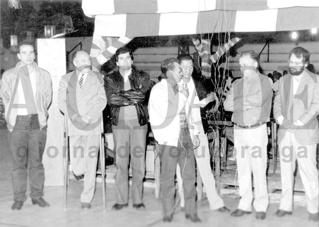 1987 - Ano do Cinquentenário de Votuporanga. A administração Mário Pozzobon/ Rames Cury programou uma série de eventos comemorativos à Bodas de Ouro da cidade. Nesta foto, na sede do Clube Cerejeira houve um reconhecimento ao trabalho da Colônia Japonesa em Votuporanga. Aparecem na foto, a partir da esquerda: o então Senador Aloysio Nunes Ferreira Filho, o prefeito Mário Pozzobon, o então deputado  Edinho Araujo, os representantes da Colônia, Hidehito Otuki (sepultado ontem) e o Izur Otuki, o vice-prefeito Rames Cury, o então vereador e diretor do ERG - Escritório Regional de Governo Jerônimo Figueira da Costa Filho.

***Confira mais desta coluna em nossa edição impressa e online para assinantes.