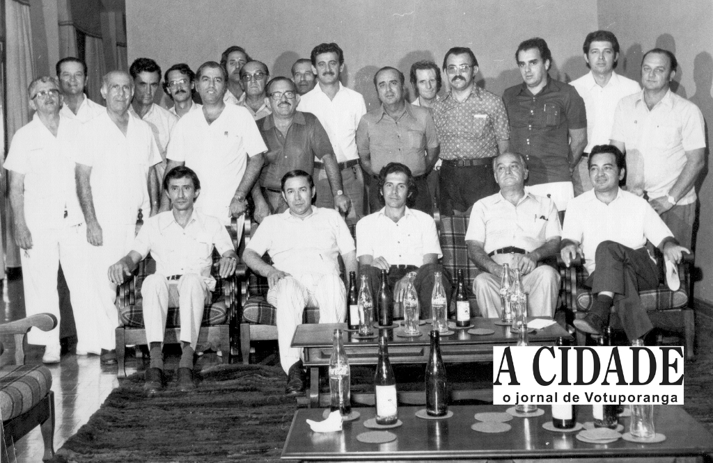 Associados do Rotary Club de Votuporanga recepcionaram em 1975, no Votuporanga Clube, o governador do Distrito, procedente de Araraquara. Identificamos alguns rotarianos: De pé - Dr. Jamilo Elias Zeitune, dr Jardiel Sores, dr. Antonio Carvalho, dr. José Barbosa da  Silva Filho, os médicos Hermínio Sanches e Adolfo Melo, prof. Benedito Martins, João Santella, Haroldo Mazzaferro, José Ramos Stipp, Walfrido Farinazo, prof. Geraldo Alves Machado, Hallin Haddad, Nelson Ferreira da Costa e Ivo Matavelli. Sentados: dr José Honzaná de Carvalho, o governador do Rotary, o presidente do clube naquele ano, Walter Ferreira da Costa, dr Ultimatum Fava e Manoel Anzai.