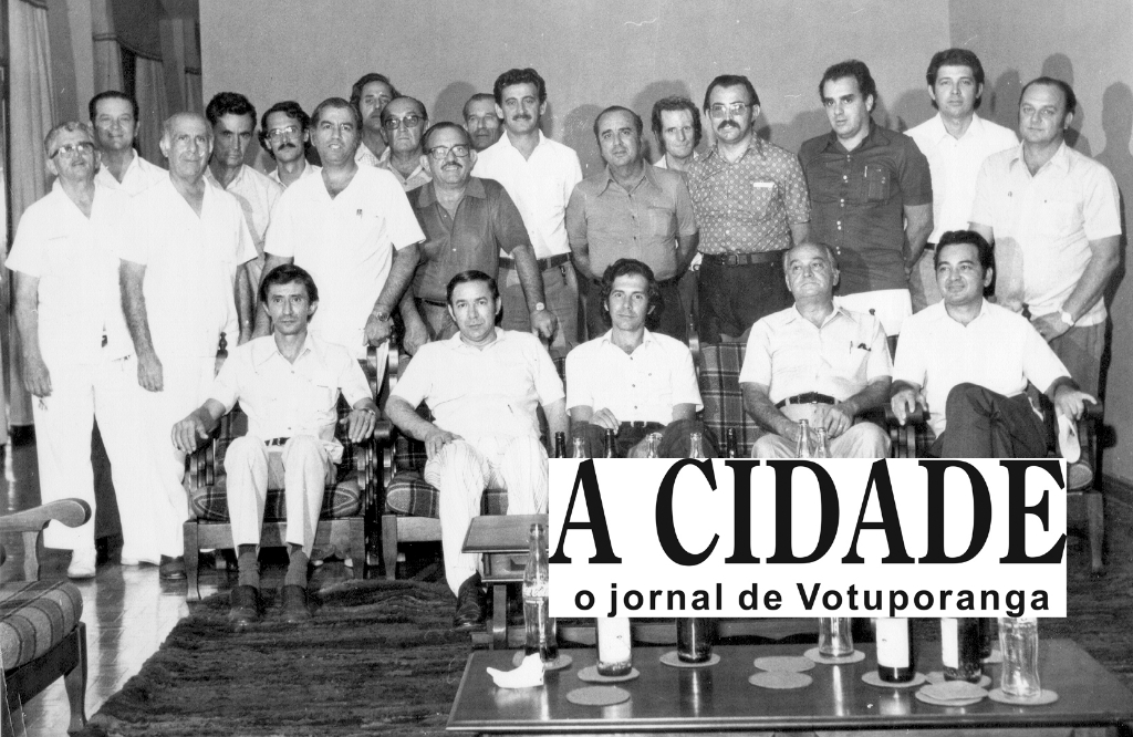 Associados do Rotary Club de Votuporanga recepcionaram em 1975, no Voutporanga Clube, o governador do Distrito, vindo de Araraquara. Na assembleia identificamos alguns rotarianos da época: Dr. Jamilo Zeitune, Dr. Jardiel Soares, Antônio Carvalho, dr. José Barbosa da Silva Filho, os médicos Hermínio Sanches e Adolfo Melo, Benedito Martins, João Santaella, Haroldo Mazzaferro, José Ramos Stipp, Walfrido Farinazzo, professor Geraldo Alves Machado, Halin Haddad, Nelson Ferreira da Costa e Ivo Matavelli de pé. Sentados: Dr. José Hozaná de Carvalho, o governador do Distrito, o presidente do Rotary Club daquele ano, Walter Ferreira da Costa, Ultimatum Fava e Manoel Anzai.