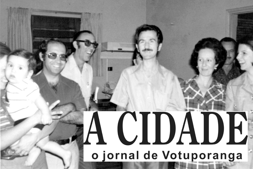 A foto é dos anos 70. Uma festa no Lions Clube reuniu amigos comuns e participantes das atividades daquele clube de serviço. O detalhe é para o garoto Elcinho (hoje o veterinário Elcio Sanches Esteves Júnior) que aparece no colo da mãe Maria Hermínia, ao lado do médico Elcio Sanches Esteves. Ao fundo Orlando Beretta e em primeiro plano o dentista Aldemir Sanches e esposa Rosa Carmona Sanches, Vera Lúcia Okajima (Cuiabá) e João Alvarenga.