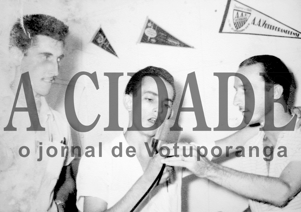 Pioneira no rádio local, a ZYR 200 - Rádio Clube de Votuporanga, foi o berço de muitos radialistas famosos e até de outros jovens talentos que tomaram outros rumos profissionais. Um deles aparece nesta foto no microfone. Trata-se do saudoso empresário Rubens Zanin que mais tarde deixou a Rádio Clube e fundou a Transportadora Zanin. Na esquerda, aparece o famoso animador sertanejo Waldemar Silva (Nhô Sereno) - pai do conhecido Marcos Dóres. E na direita, Osvaldo Tridapalli (o compadre Vardão). 

***Confira mais desta coluna em nossa edição impressa e online para assinantes.