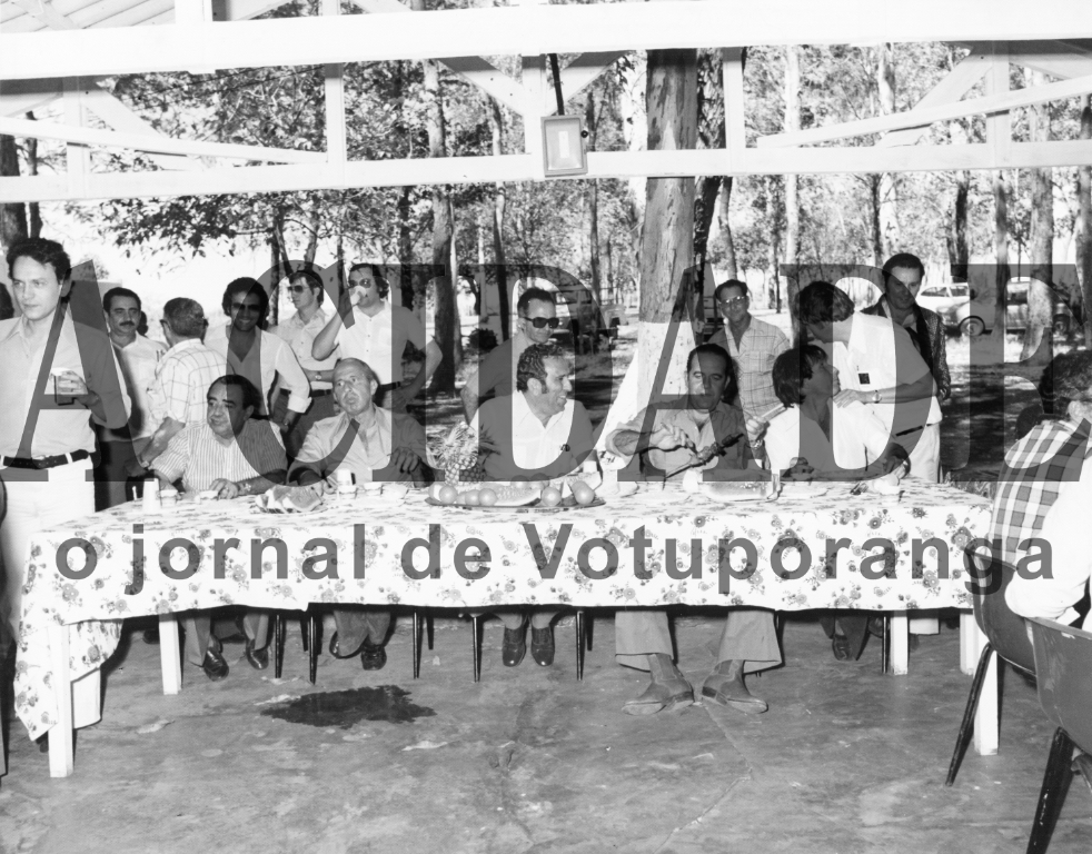 A foto é de 1977. O prefeito João Antônio Nucci (1977/83) tinha o hábito de recepcionar as autoridades visitantes com almoço ao ar livre no Horto Florestal. Nesta foto, o então governador do Estado, Paulo Egydio Martins, após receber o Título de Cidadão Votuporanguense, foi para o banquete e tenta tirar a carne do espeto diante da curiosidade do prefeito. Aparecem na foto, a partir da esquerda, o então deputado Álvaro Fraga e atrás dele o vice-prefeito Onofre de Paula conversa com Milton Minhóz e Volney Beline, e Augusto Alves Pereira (Gustinho), entre outros. Na mesa, estão os membros da comitiva do governador. Na direita, o então deputado estadual Áureo Ferreira

***Confira mais desta coluna em nossa edição impressa e online para assinantes.