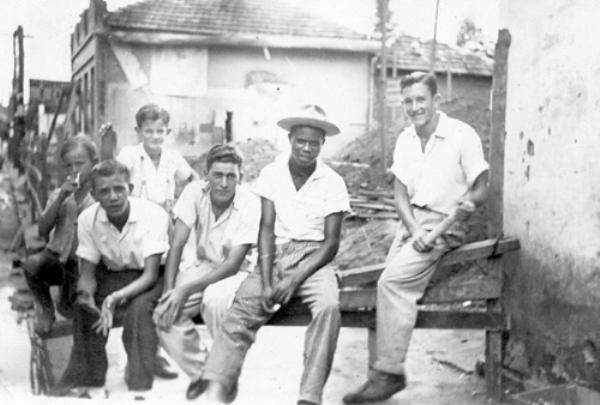Amados Pioneiros - É incrível. Esta foto dos anos 40 é do centro da praça de Votuporanga. Naquele local foi construído o Cine Paramont (o primeiro cinema de Votuporanga) e hoje é o prédio da Gianini Esporte. Foram identificados três dos pioneiros que aparecem sentados num gostoso bate-papo: Rames Cury, Basílio Ramalho Mata e o famoso Mô Chico, e ficamos devendo o nome dos outros. Quem souber nos avise, por gentileza. .A foto é do álbum da família Rames Cury.