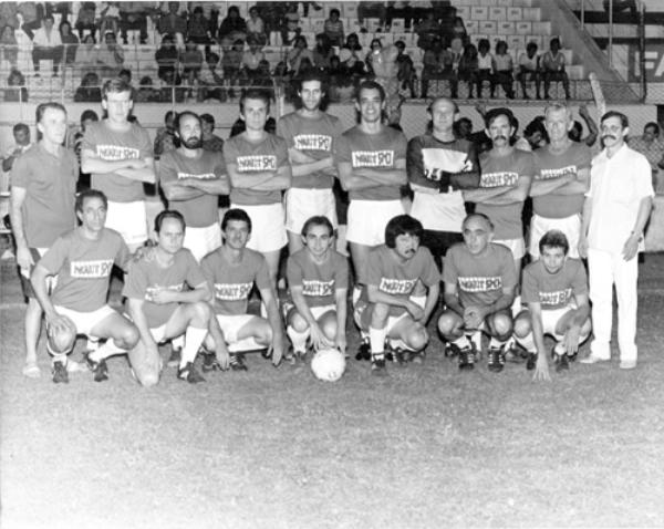 O time dos PALITOS - Em agosto de 1990, aconteceu um jogo beneficente no estádio “Plínio Marin”. Em campo,  “Os Palitos” (magros) contra os Toneladas (gordo). Deu “Palitos” por 5 a 3. Confira quem são os craques, bons de bola, do Palito FC. Em pé, a partir da esquerda: Valter Moreti, Dirceu, Dr. Jaime Pimentel , Odail Dotto (Banespa), Orlando Ribeiro, Ayres, Zé Branco, Chico, Belini e Nélsinho Olgado.Agachados na mesma ordem: Dago, Dr. Brevigliéri, Gersindo, Darci Pereira de Moura (Crica), Takashi Uemura, Sebastião De Haro e Lila.A foto pertence ao arquivo pessoal do colaborador desta coluna Dagoberto José Mira Alves (Dago).