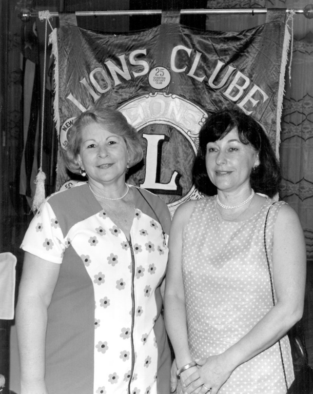 As domadoras do Lions - Numa foto especial dos anos 90, colhida numa noite festiva do mês de maio, ocasião em que um grande número de senhoras domadoras do clube receberam o distintivo e tornaram-se “Companheiras Leão”. O destaque é para a senhora Maria Tereza Costa Amorim (que teve como padrinho Sebastião Castilho) e a profa. Maria Lúcia Vieira Caproni, teve como padrinho Orlando Beretta. A foto é do memorial do Lions Clube de Votuporanga. 